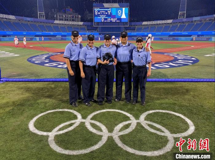 于志玲(右二)在东京奥运垒球决赛场与当值技术官员团队合影。于志玲供图