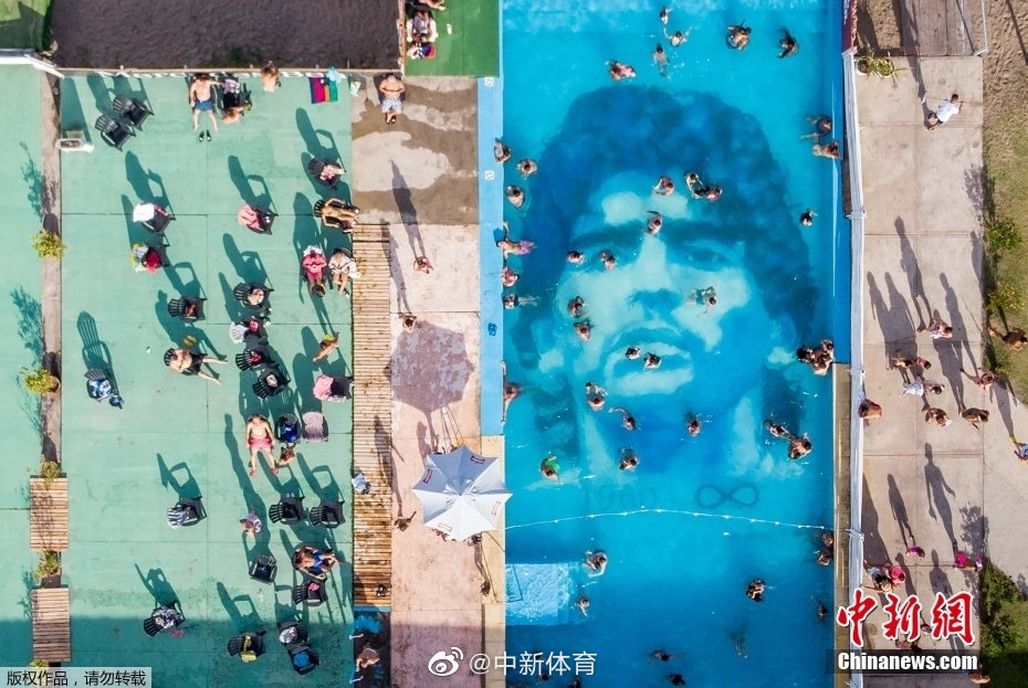 资料图：阿根廷布宜诺斯艾利斯，当地一游泳池的底部被绘制上了著名足球运动员马拉多纳的巨幅头像，以向“球王”致敬。
