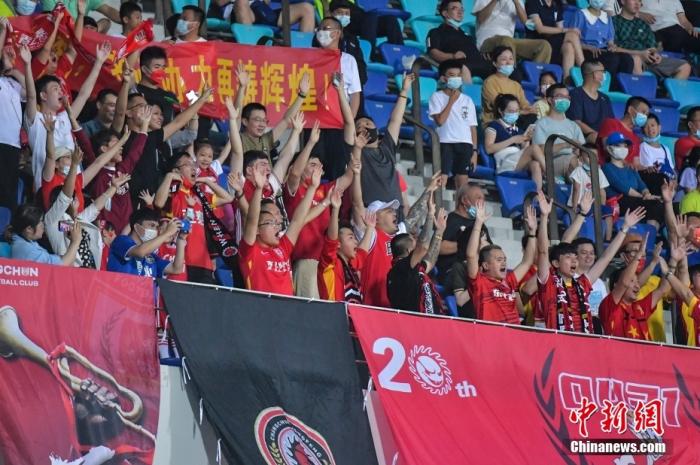 资料图:中超球迷进场助威。<a target='_blank' href='/'>中新社</a>记者 骆云飞 摄 article_img