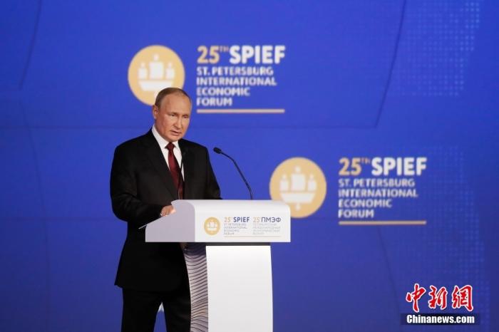 当地时间6月17日，俄总统普京在第25届圣彼得堡国际经济论坛全体会议上发表讲话。圣彼得堡国际经济论坛 供图