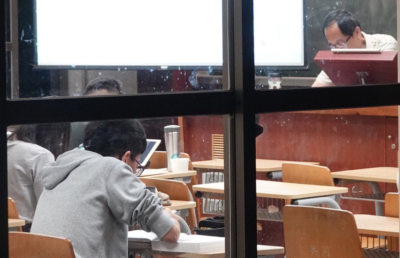 台教育主管部门预估2026学年度高中生人数将下探首波谷底。 图片来源:台湾《联合报》 article_img