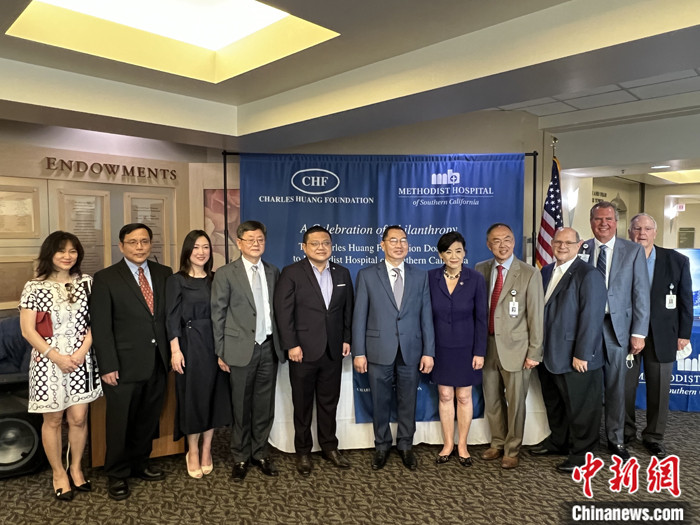图为黄春华(左六)、美国国会众议员赵美心(右五)等出席捐赠仪式。 <a target='_blank' href='/'>中新社</a>记者 张朔 摄 article_img