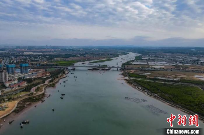 图为2022年1月11日，航拍广西钦州平陆运河出海处。(无人机照片) 王伟臣 摄