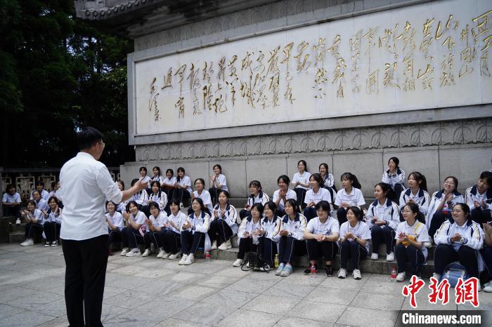 春蕾女童重温中国共产党成立100周年大会上的青春誓词。主办方供图