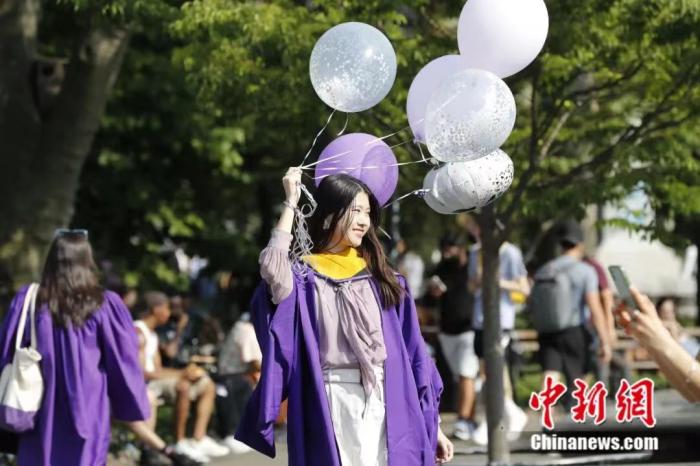 2021年5月,美国纽约大学的中国留学生在曼哈顿华盛顿广场欢庆毕业时刻。<a target='_blank' href='/'>中新社</a>记者 廖攀 摄 2021年5月,美国纽约大学的中国留学生在曼哈顿华盛顿广场欢庆毕业时刻。<a target='_blank' href='/'>中新社</a>记者 廖攀 摄