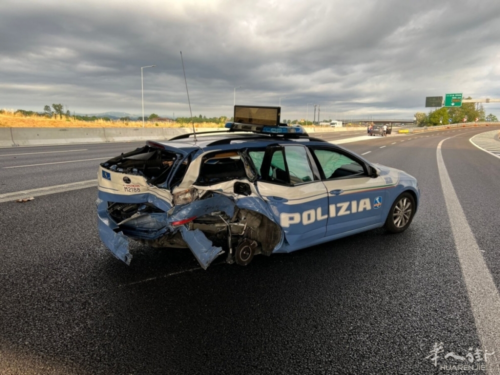 Auto della polizia travolta sull'autostrada A1 (2).jpeg