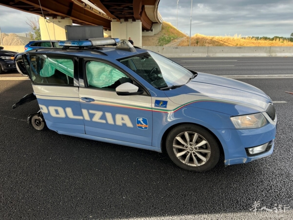 Auto della polizia travolta sull'autostrada A1.jpeg