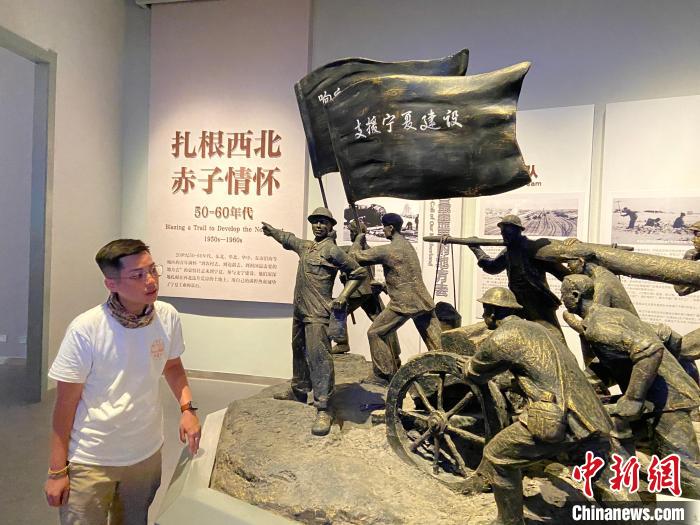 台青参观大武口区工业遗址公园。杨迪 摄 article_img