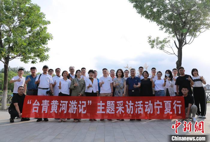 合影留念。董梦石 摄 article_img