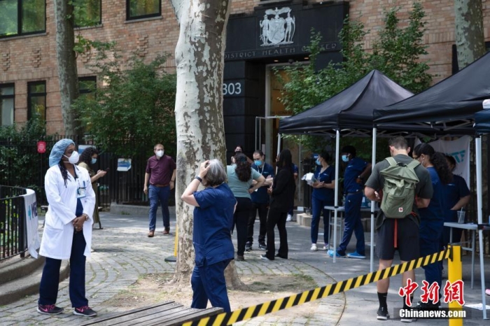 当地时间6月24日，美国纽约市政府在曼哈顿开设临时诊所，为易感人群接种猴痘疫苗。图为诊所医务工作者准备接待来访公众。 <a target='_blank' href='/'>中新社</a>记者 廖攀 摄