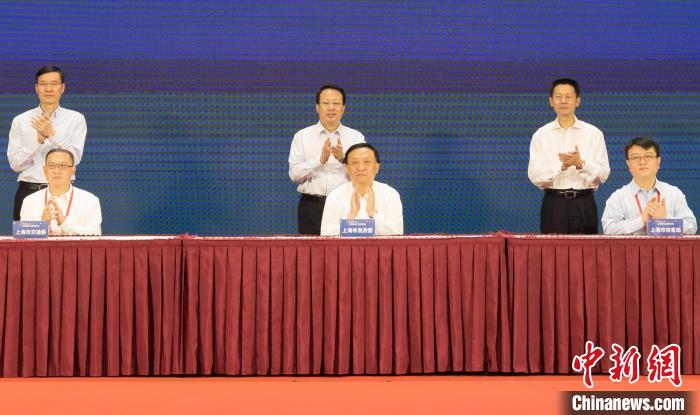 上海和台北相关部门云上签署有关交流合作备忘录 上海市台办 摄 article_img