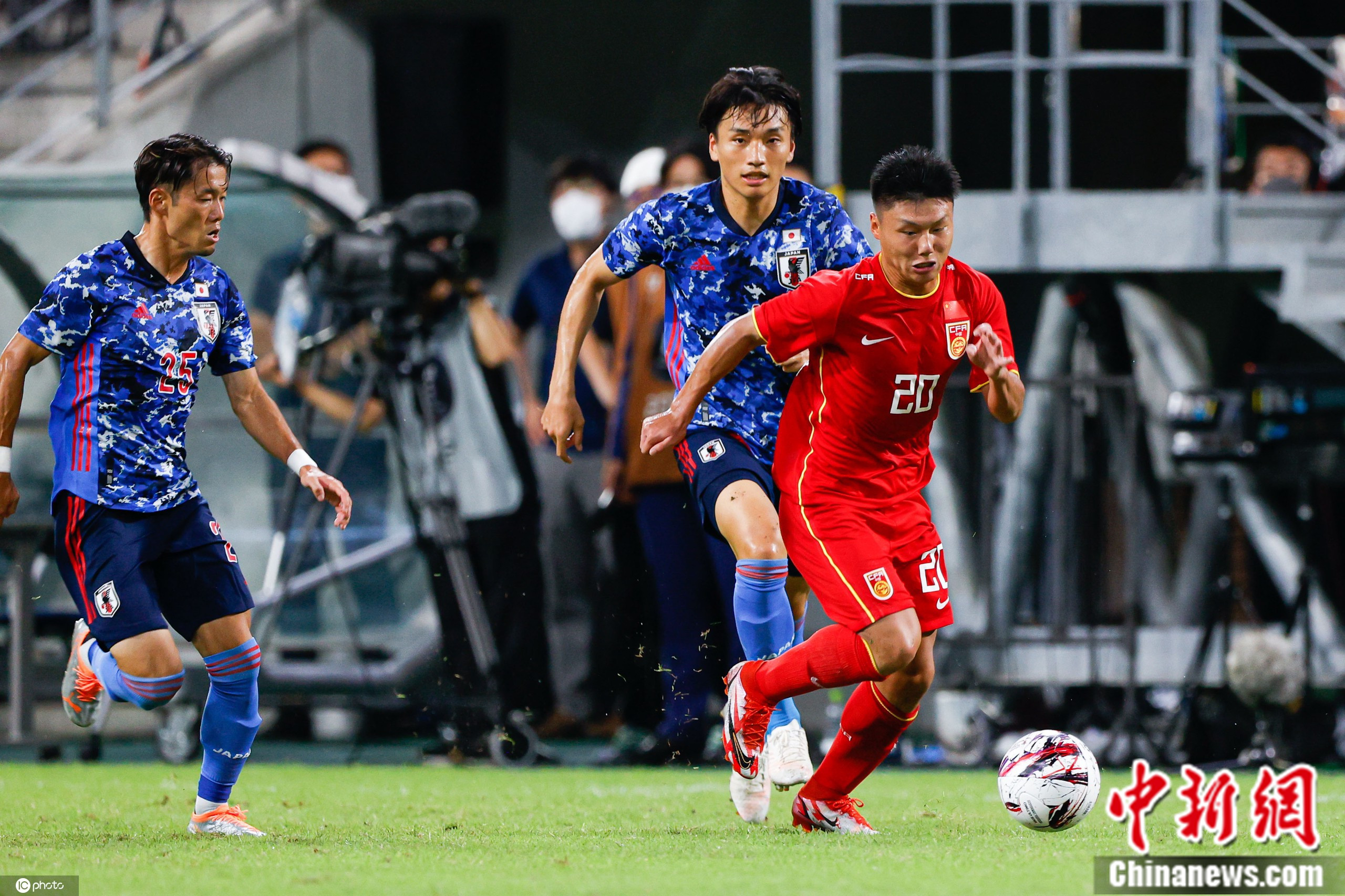 国足选拔队在与日本队东亚杯比赛中。图片来源：IC photo