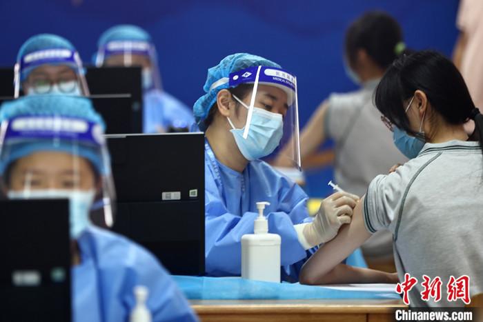 1月31日，中国国家卫健委通报，截至2022年1月30日，31个省(自治区、直辖市)和新疆生产建设兵团累计报告接种新冠病毒疫苗300019.8万剂次。资料图为2021年8月21日，江苏南京，中学生接种新冠病毒疫苗。 <a target='_blank' href='/'>中新社</a>记者 泱波 摄