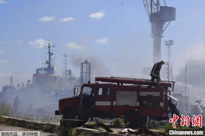 2022年7月23日，消防员在遭到袭击的敖德萨港口工作。