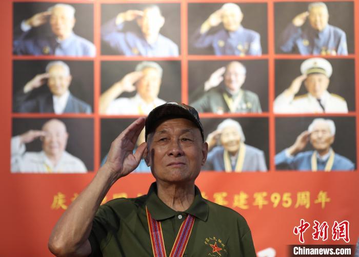 1日,百余幅抗战老兵肖像作品在北京展出,图为一名老兵在现场敬礼。<a target='_blank' href='/'>中新社</a>记者 蒋启明 摄 article_img