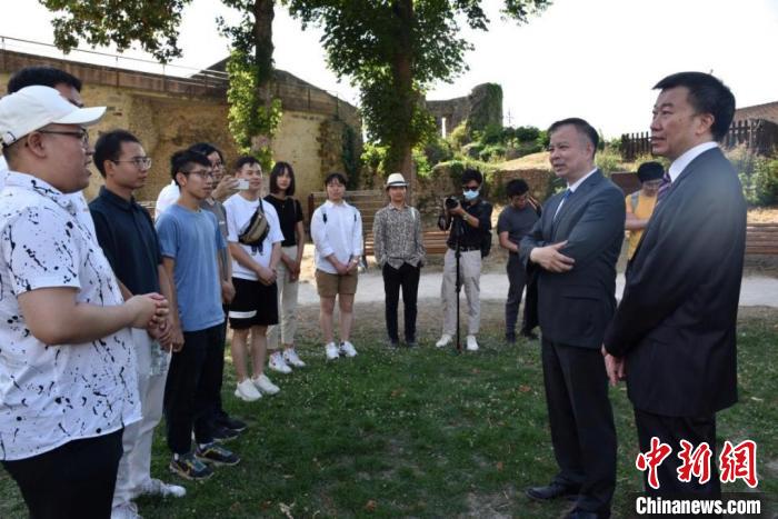 当地时间7月29日,中国驻法国使馆公使陈力与当地中国留学人员进行交流。中国驻法使馆供图 article_img