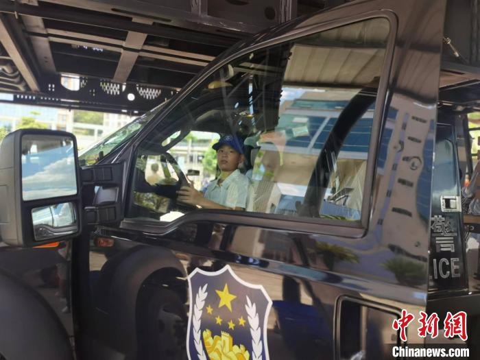 小侨胞在警用车里留影。郑江洛 摄