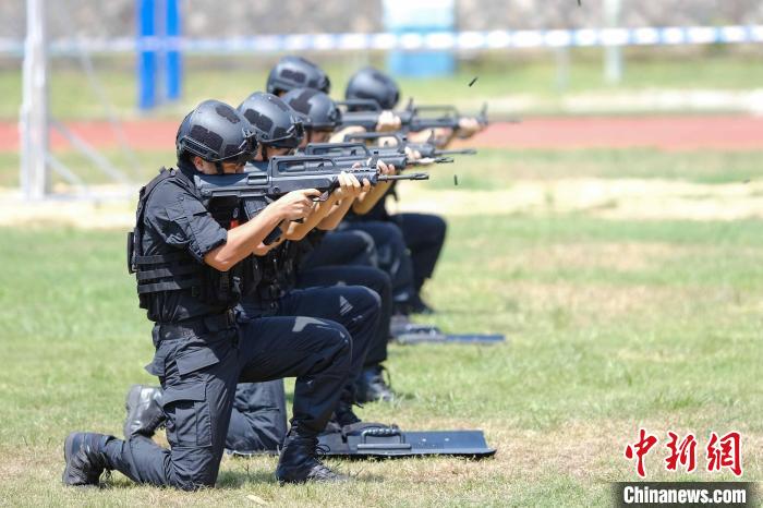 特警正在进行射击训练演示。陈宇航 摄
