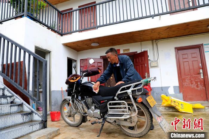 如今，阿布洛哈村家家都有摩托车。王磊 摄
