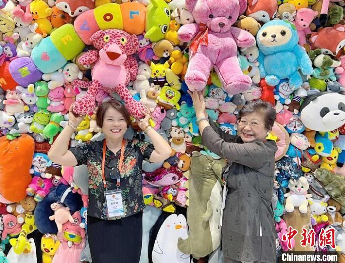 海外华文媒体在安康市恒口示范区毛绒玩具文创产业五大中心参观访问。王超 摄
