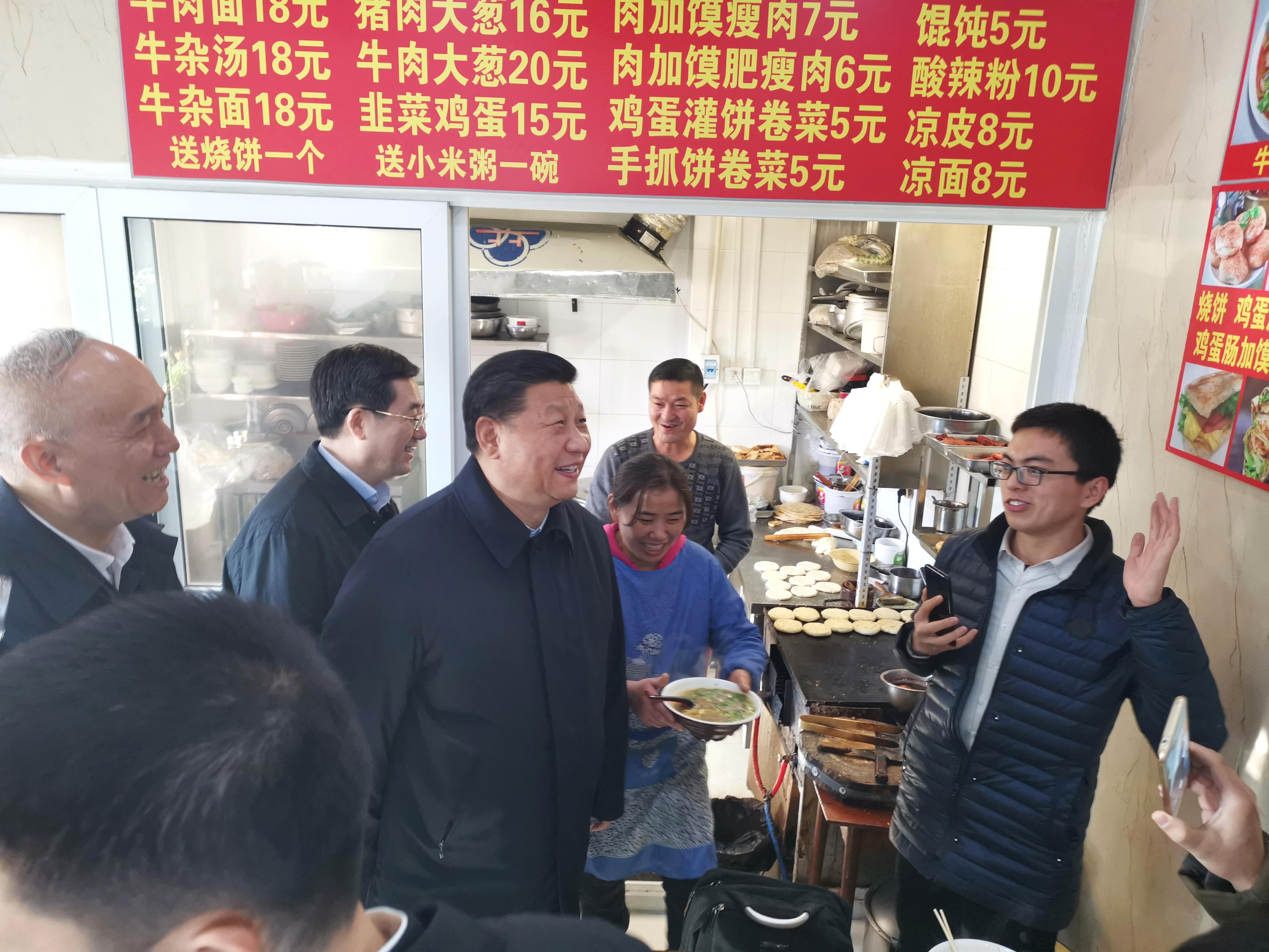 2019年2月1日，农历腊月二十七，习近平走进位于北京前门石头胡同的小吃店，看望仍在工作的劳动者，了解他们工作和生活情况。