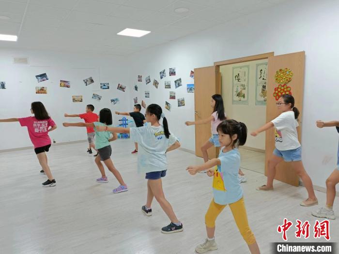 图为华裔青少年学习传统武术。刘源 摄