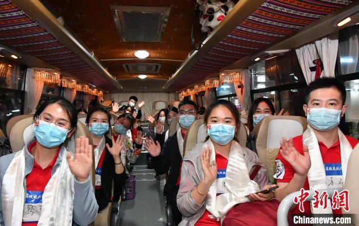 8月11日晚，江苏援藏抗疫医疗队共207人抵达拉萨。高鹏 供图