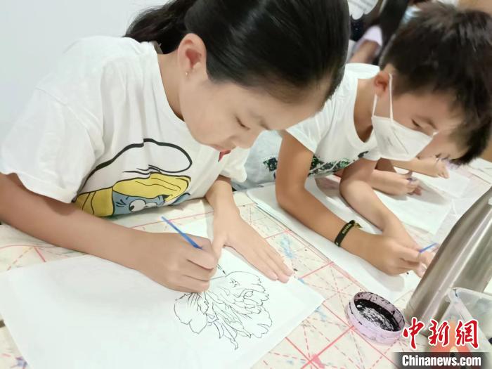图为华裔青少年体验牡丹工笔画。刘源 摄