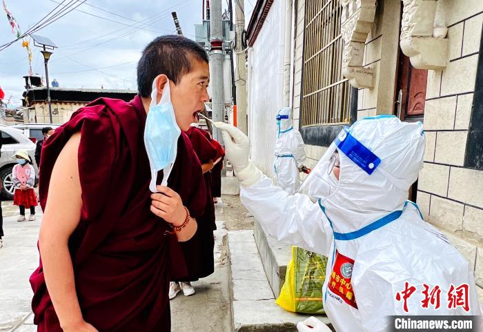 山东省援藏医疗队在日喀则桑珠孜区一社区开展核酸检测。袁勇 摄