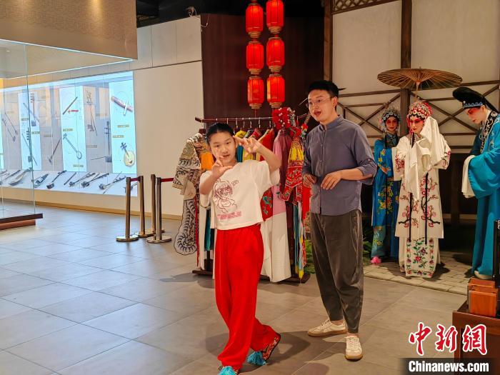 图为华裔青少年体验戏曲文化。刘源 摄