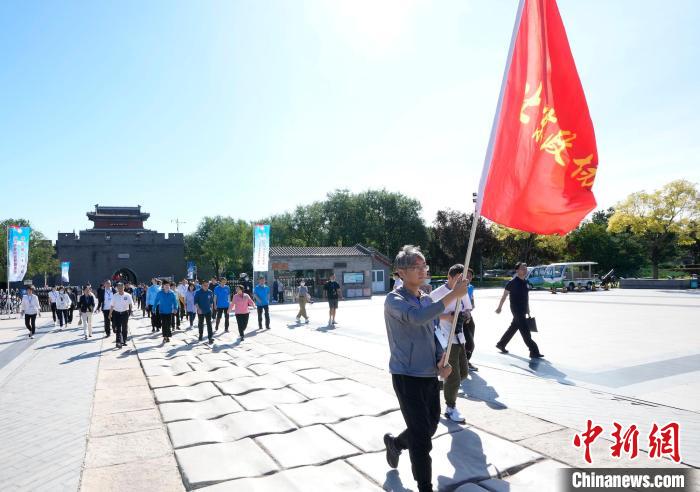 北京第36届卢沟桥醒狮越野跑活动举行。北京市政协供图 article_img