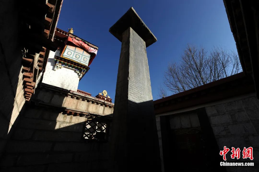 拉萨大昭寺前矗立的用汉文、藏文合璧书写的“唐蕃会盟碑”。廖攀 摄 article_img