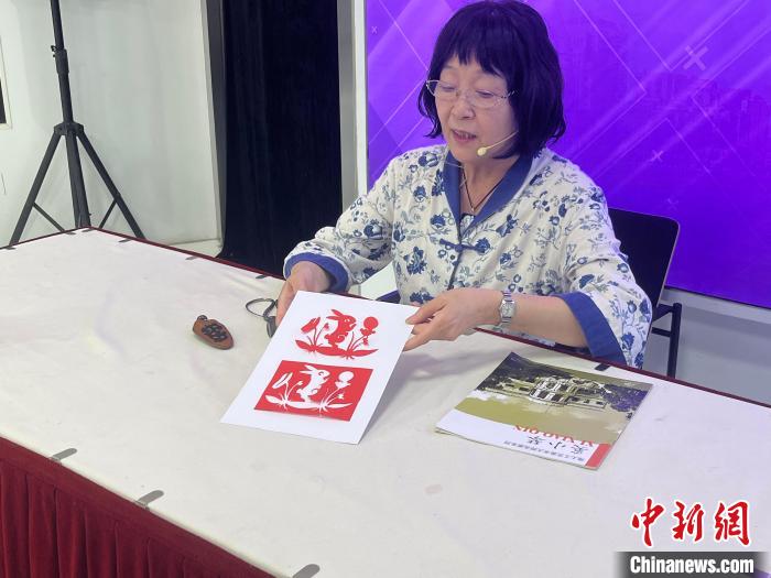 国家级非遗传承人奚小琴剪出阴阳剪纸“玉兔拜月” 缪璐 摄 article_img