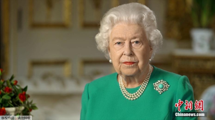 2020年4月5日,英国女王伊丽莎白二世向全英国民众发表电视讲话,鼓励民众“团结、坚定”,抗击新冠病毒疫情。 article_img