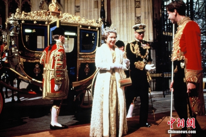 1990年11月7日,英国伦敦,英国女王伊丽莎白二世与菲利普亲王出席英国国会开幕大典。图片来源:视觉中国 article_img