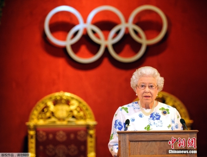 2012年7月23日,英女王伊丽莎白二世在白金汉宫为国际奥委会成员举行的招待会上发表讲话。 article_img