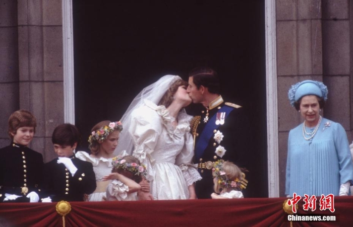 1981年7月29日,英国伦敦,查尔斯王子大婚日,英国女王伊丽莎白二世站在阳台上。图片来源:视觉中国 article_img