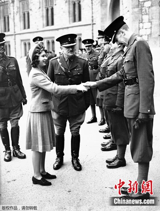 1942年4月21日,在英国温莎城堡举行的16岁生日游行中,伊丽莎白与近卫步兵军官握手。 article_img