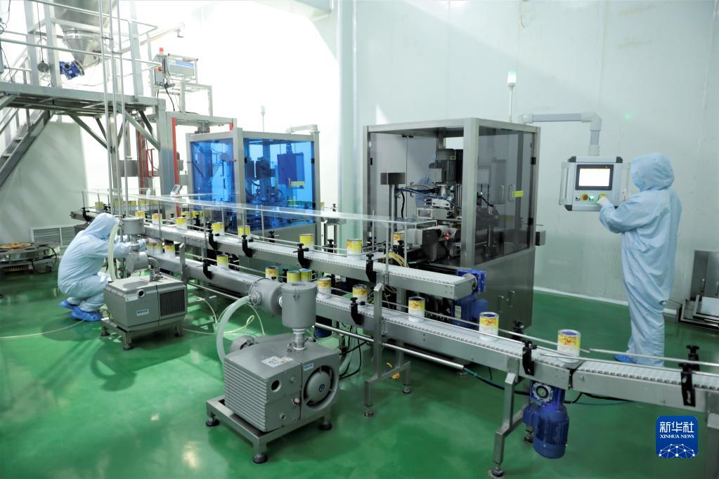 这是8月13日在哈萨克斯坦南部城市图尔克斯坦拍摄的哈萨克斯坦金骆驼集团有限公司的驼乳粉加工厂。新华社发(奥斯帕诺夫摄) article_img