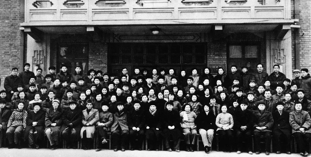 1959年，<a target='_blank' href='/'>中新社</a>全体人员在北京市东城区北新桥办公楼前合影。