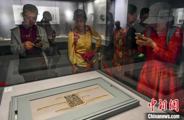 2018年，新疆博物馆举办《尼雅·考古·故事——中日尼雅考古30周年成果展》，国宝级文物“五星出东方利中国”锦护臂吸引众多参观者。刘新 摄