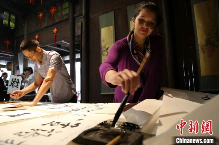 安徽大学孔子学院的留学生学写毛笔字，体验中国“汉字之美”。张娅子 摄
