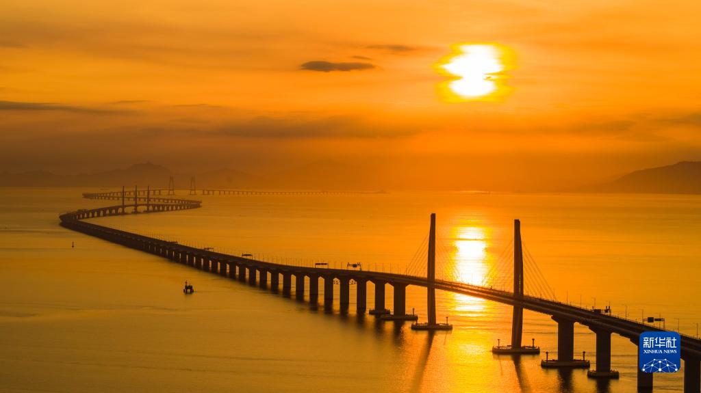港珠澳大桥海上日出(2019年8月7日摄，无人机照片)。新华社发