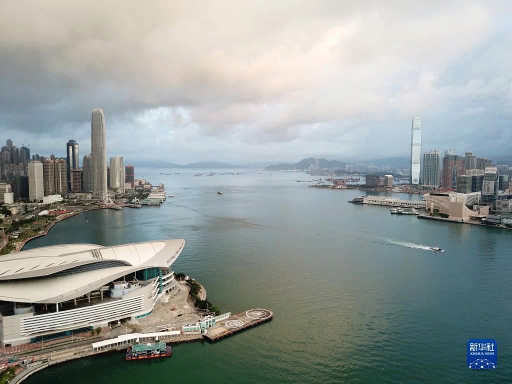 这是香港国际金融中心二期(左上)、香港环球贸易广场(右)(2022年5月31日摄，无人机照片)。新华社记者 李钢 摄