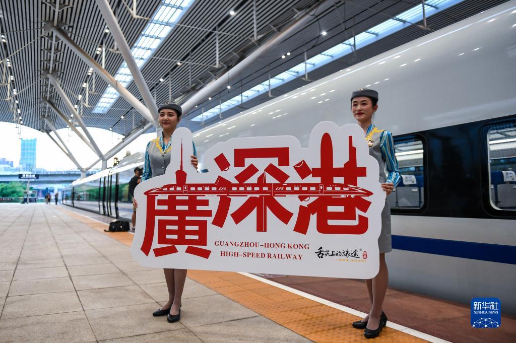 广深港高铁全线开通运营，从深圳北站开往香港西九龙站的G5711次高铁列车乘务员展示纪念牌(2018年9月23日摄)。新华社记者 毛思倩 摄
