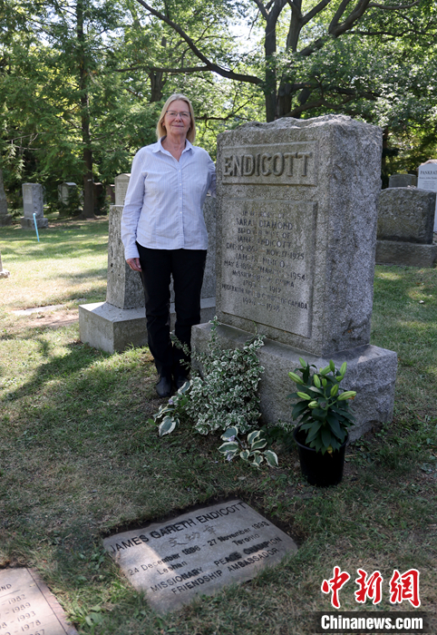 图为8月19日，文美兰在多伦多万柏（Mount Pleasant）墓园家族墓碑前接受采访。 <a target='_blank' href='/'>中新社</a>记者 余瑞冬 摄