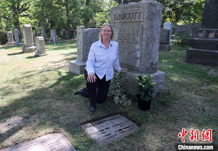 图为8月19日，文美兰在多伦多万柏（Mount Pleasant）墓园家族墓碑前接受采访。 <a target='_blank' href='/'>中新社</a>记者 余瑞冬 摄