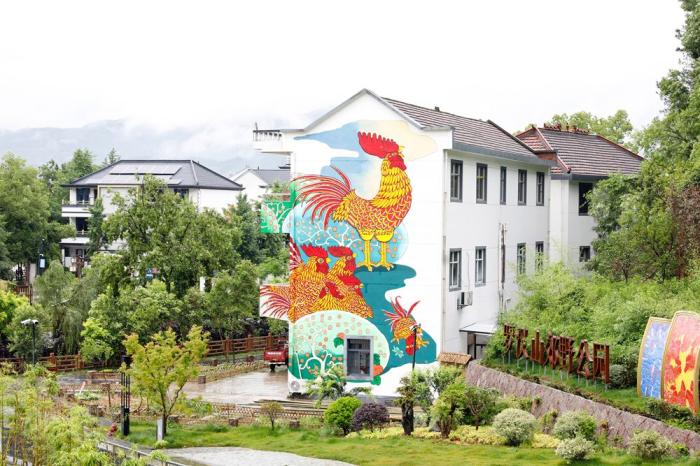 浙江衢州市余东村建筑墙壁上的农民画“大公鸡”。新华社记者 郑梦雨 摄