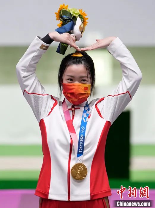 资料图：2021年7月24日，杨倩在东京奥运会女子10米气步枪颁奖仪式上。 <a target='_blank' href='/'>中新社</a>记者 杜洋 摄