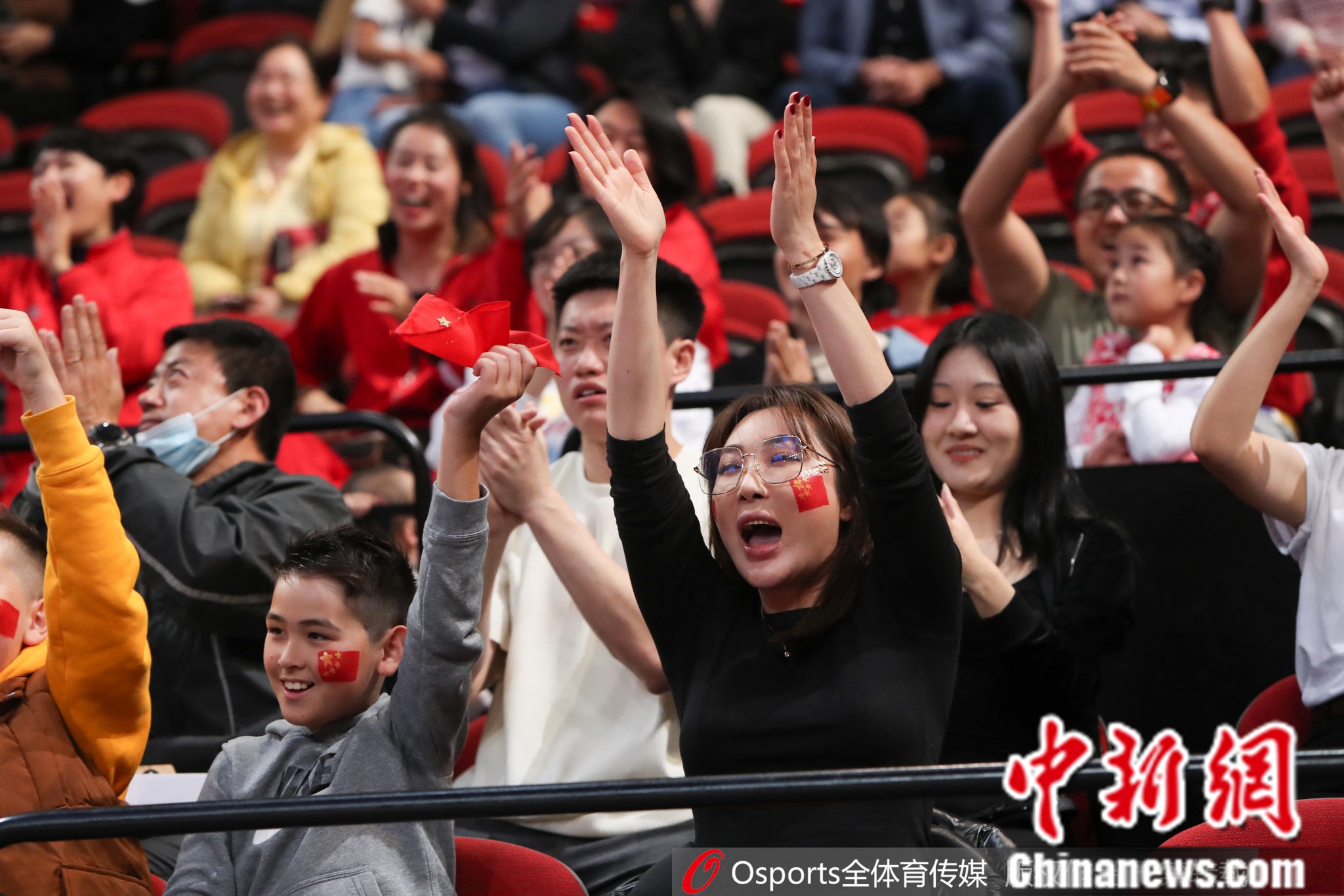 图为现场的中国观众。图片来源：Osports全体育图片社